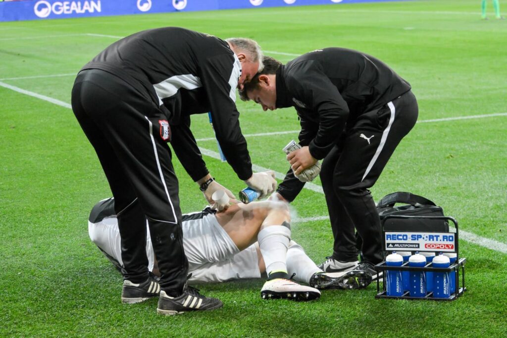 Terapeut aplicând tehnici de recuperare la Kineto Fizio Clinic